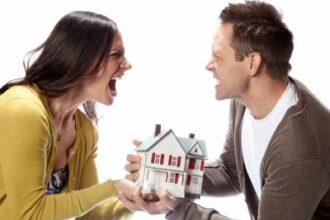 Муж и жена делят дом при разводе